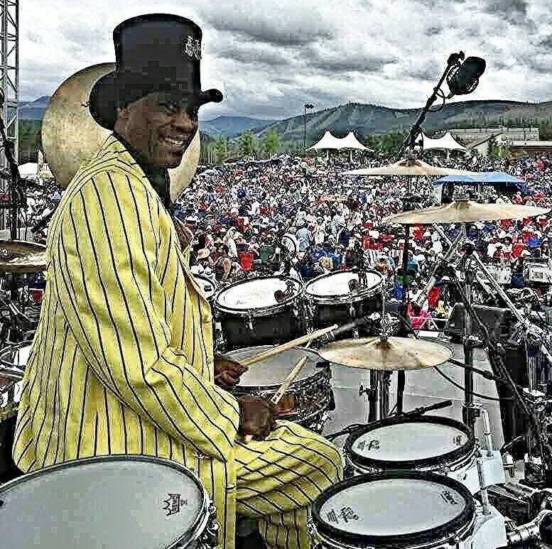 Jellybean Johnson in yellow suit performing